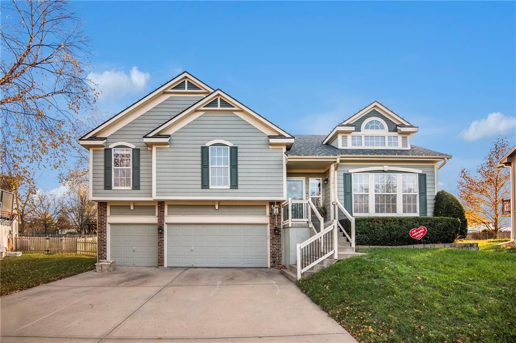 2421 NE Carousel Court — photo 1