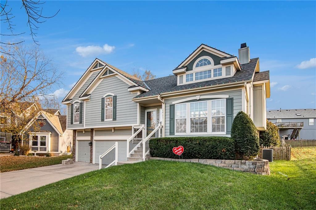 2421 NE Carousel Court — photo 3