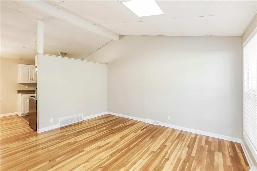 915 S Prairie Street — photo 2