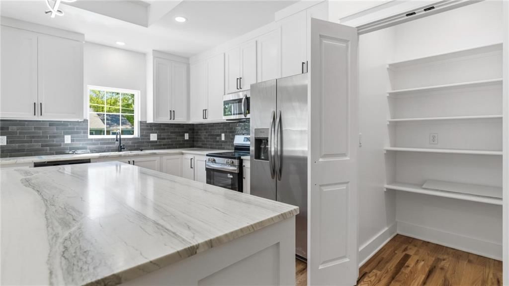 227 E Mill Street — photo 8