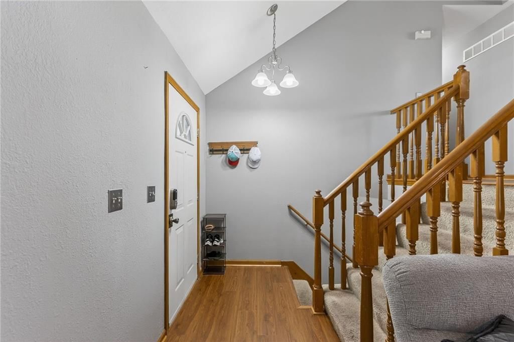 653 SE Canterbury Lane — photo 3