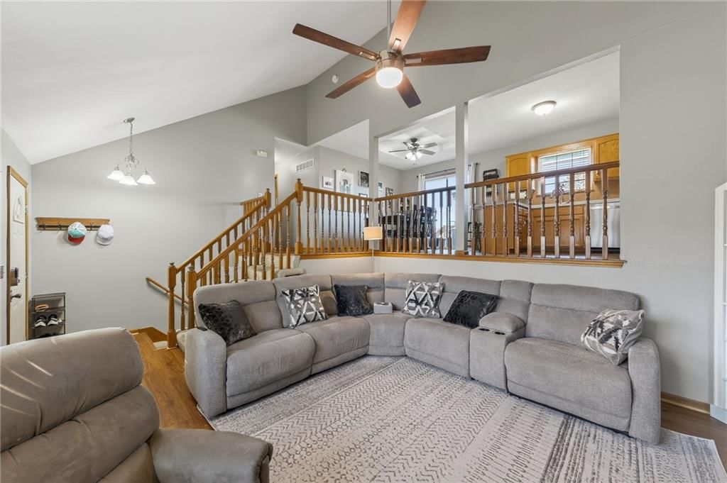 653 SE Canterbury Lane — photo 5