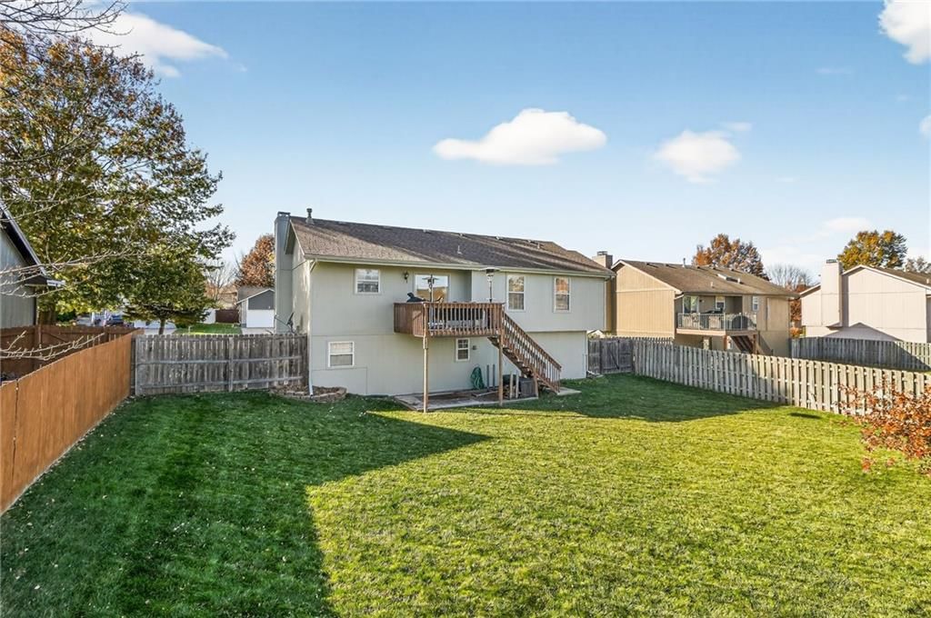 653 SE Canterbury Lane — photo 24