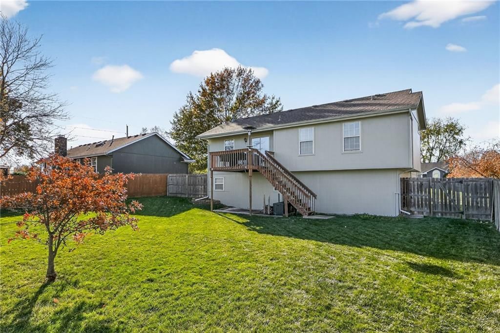 653 SE Canterbury Lane — photo 26