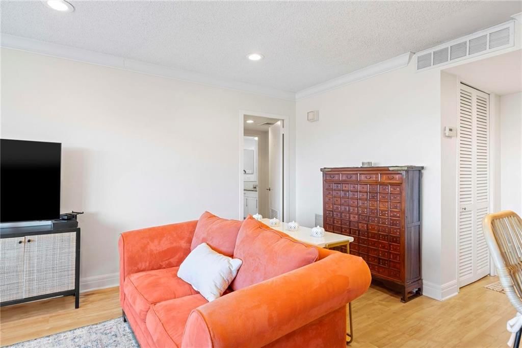 4545 Wornall Road — photo 8