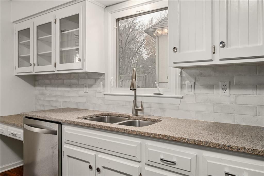 715 NE Cambridge Drive — photo 18