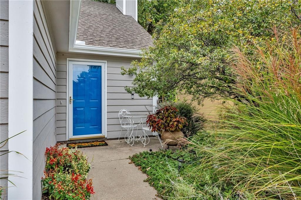 2416 Lancaster Drive — photo 9