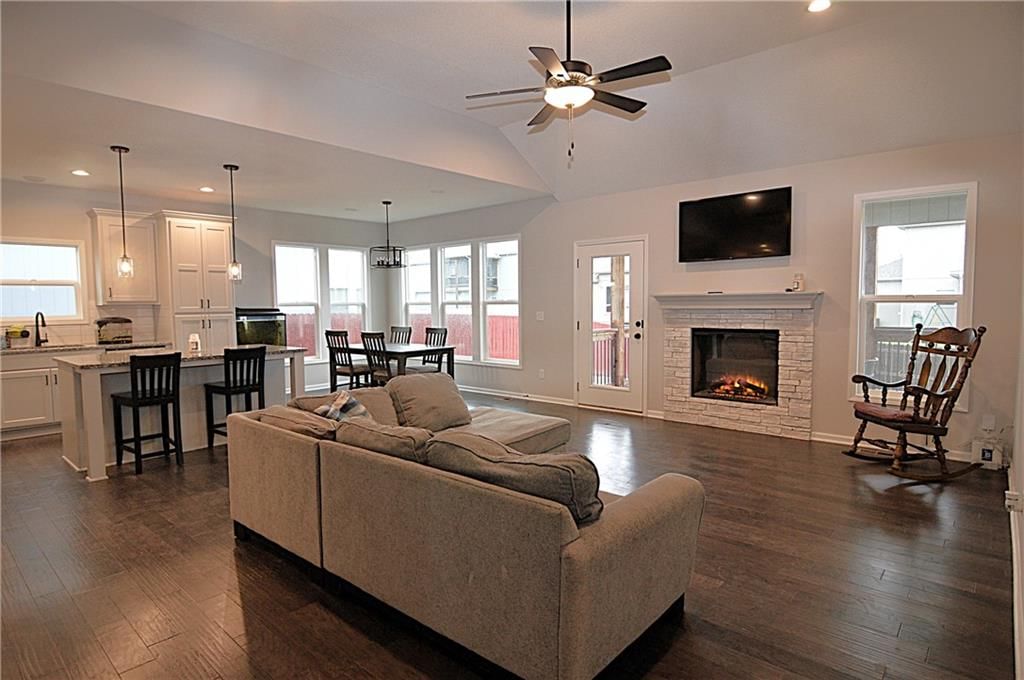1607 NE Crumley Street — photo 3
