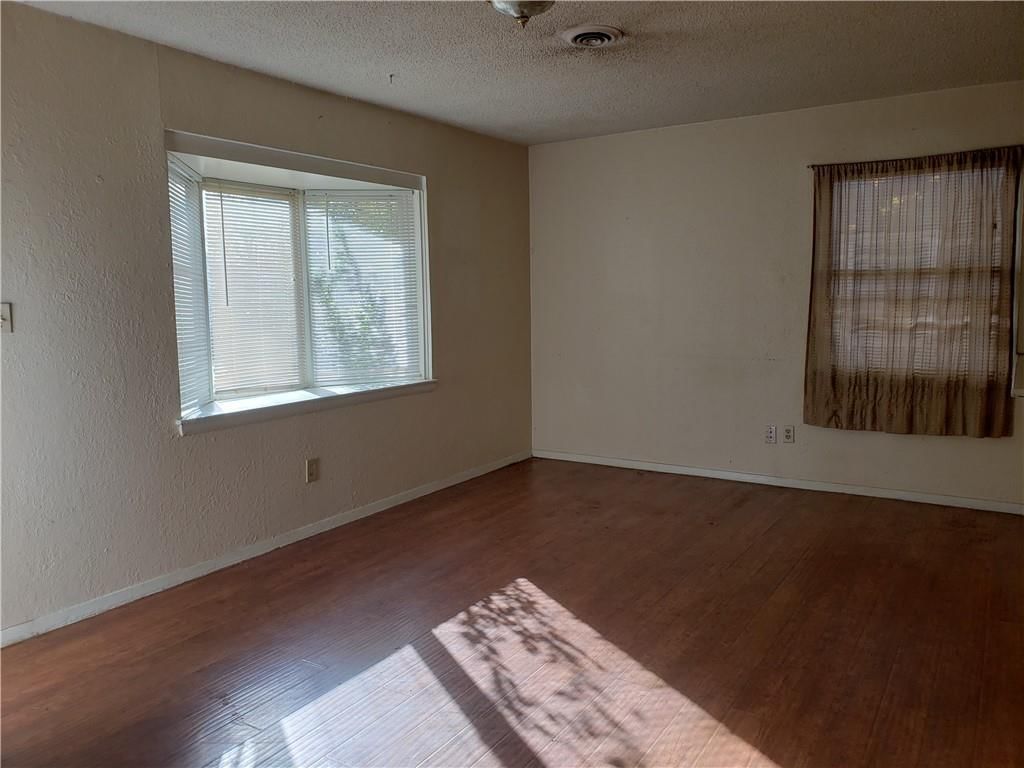 Photo 5 of 12 - 4718 Woodend Avenue