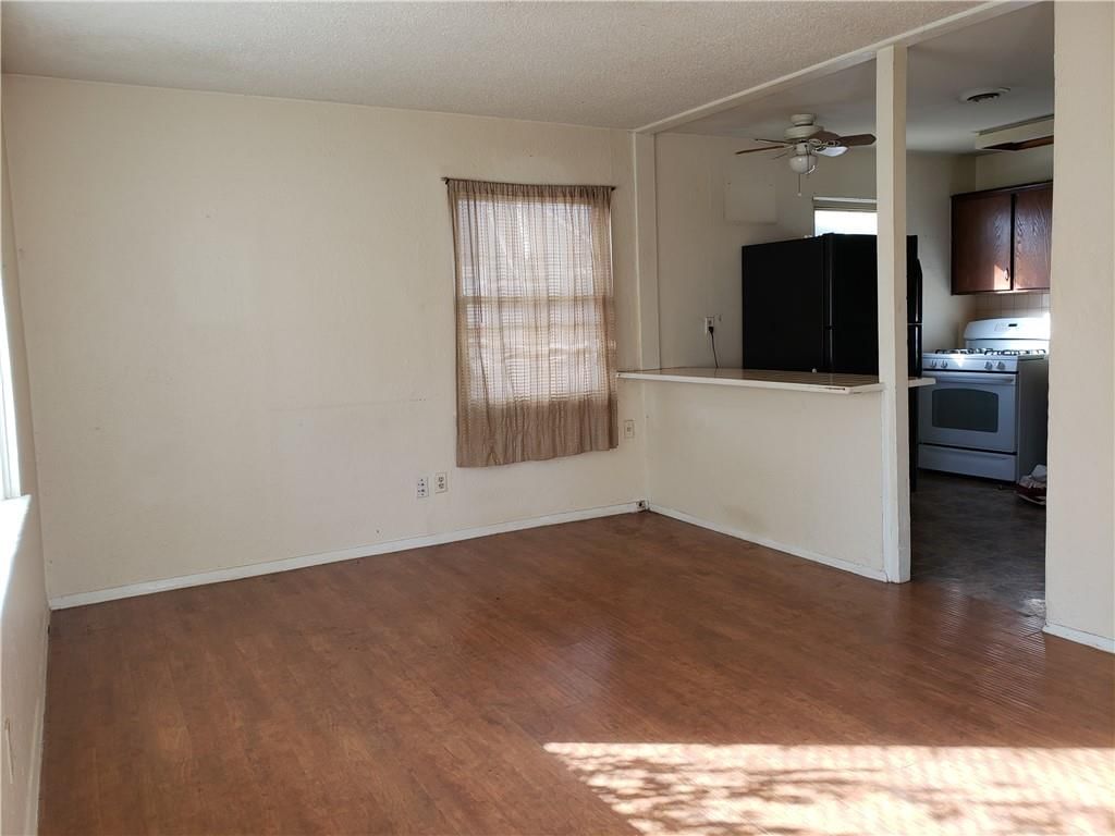 Photo 6 of 12 - 4718 Woodend Avenue