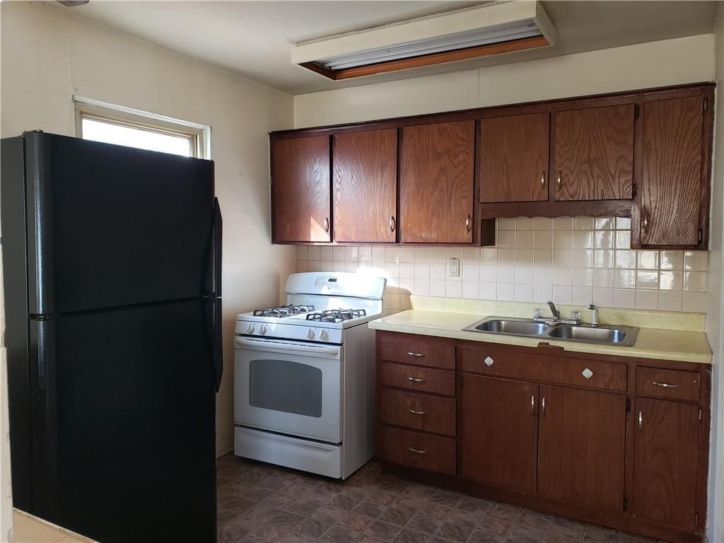 Photo 7 of 12 - 4718 Woodend Avenue
