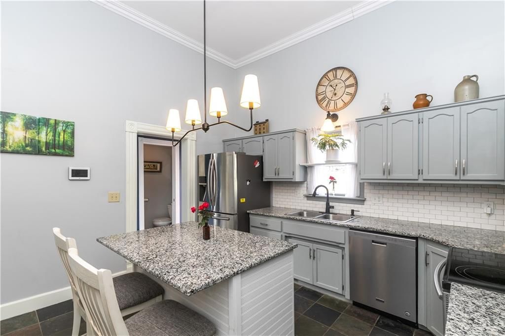 402 N Leonard Street — photo 23