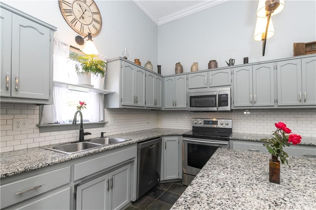 402 N Leonard Street — photo 26
