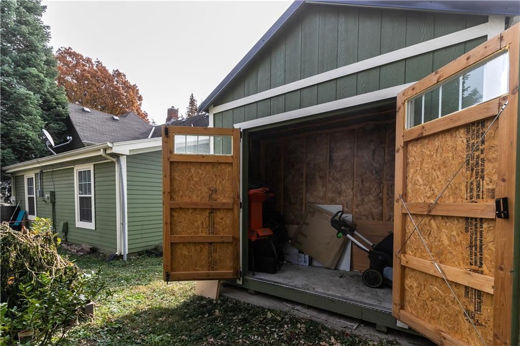 402 N Leonard Street — photo 43