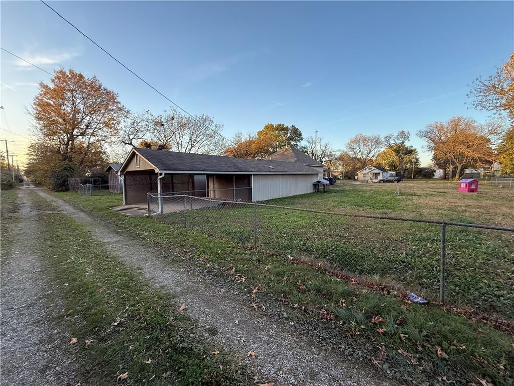 907 W 2nd Street — photo 18