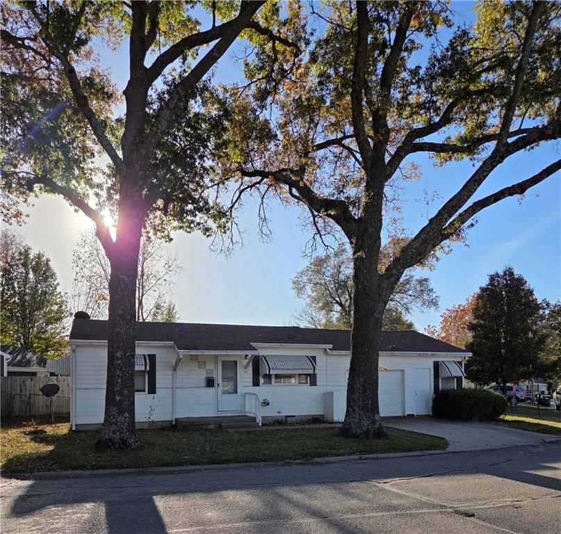 1711 Lockhart Lane — photo 2