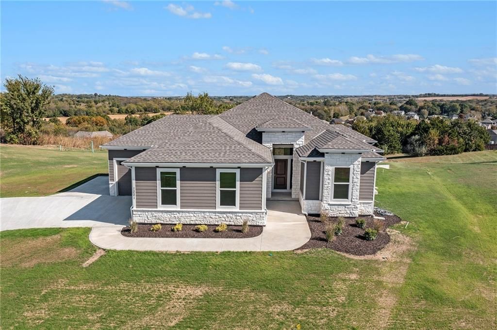 1221 DeSoto Road, Lansing, KS
