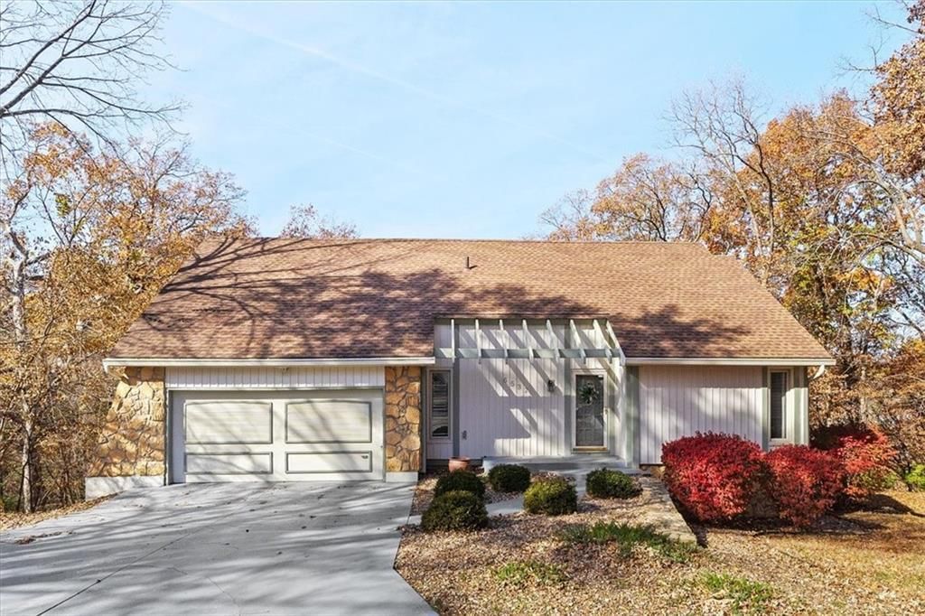 6532 NW Melody Court, Parkville, MO