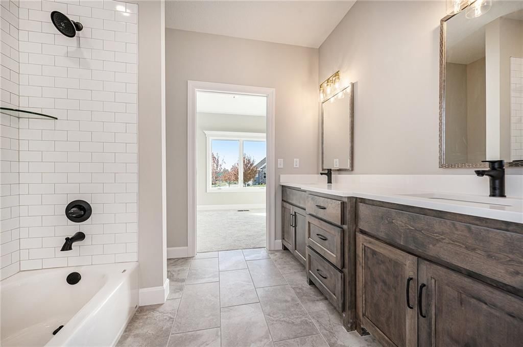 10101 N Oakland Avenue — photo 24