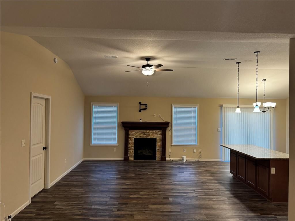 912 W 30th Terrace — photo 3