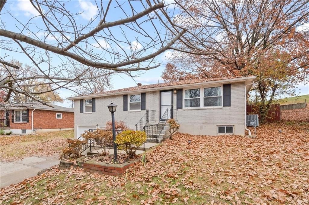 4033 N Spruce Avenue — photo 2