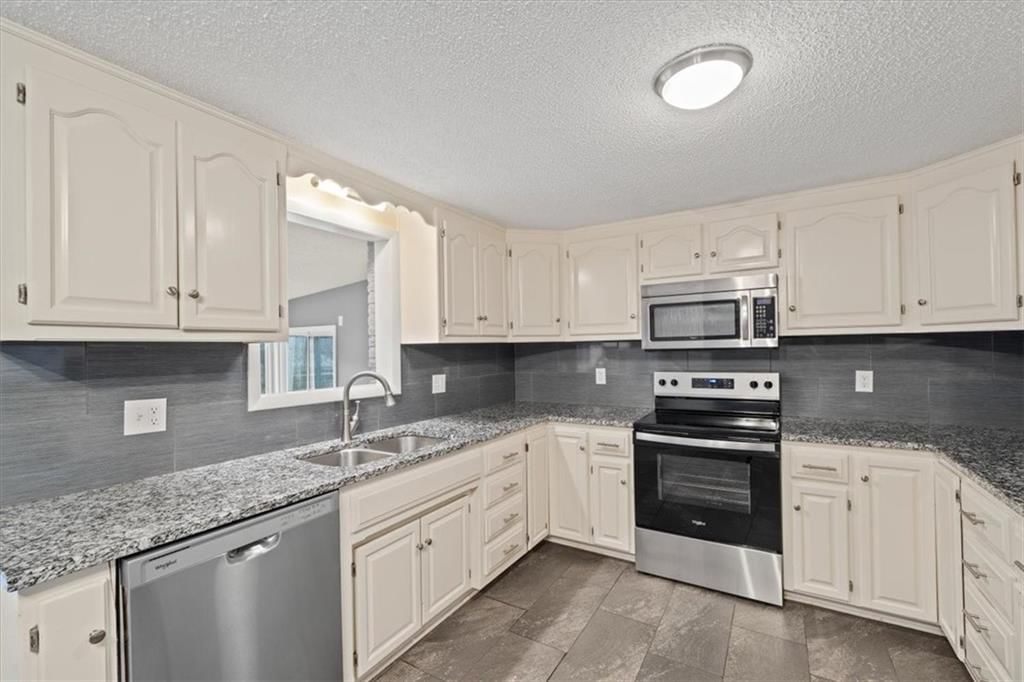 4033 N Spruce Avenue — photo 5