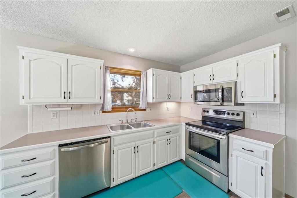 21169 W 126 Street — photo 10