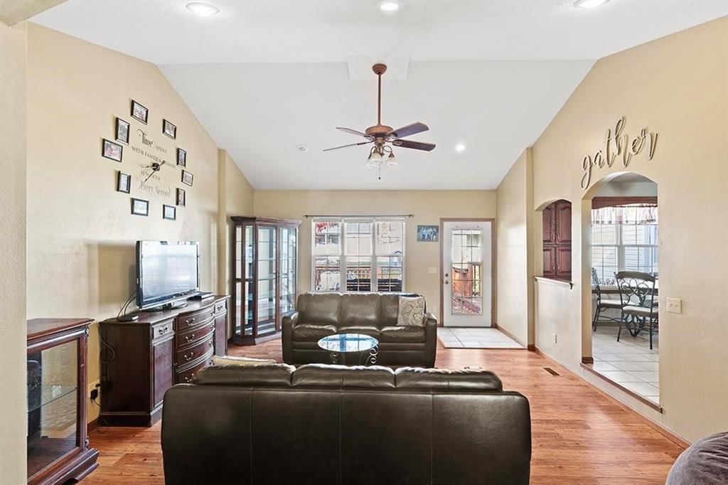 409 W Gault Street — photo 4