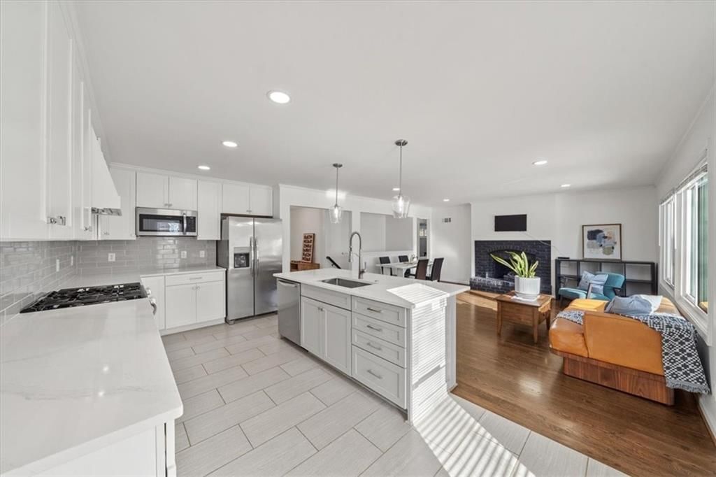 909 W 85TH Street — photo 4