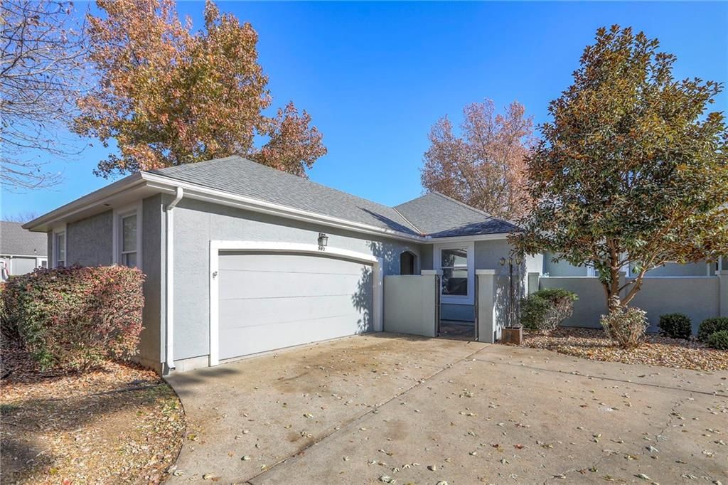 352 SW Raintree Drive — photo 2