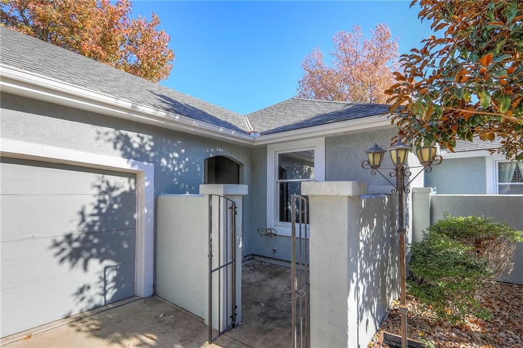 352 SW Raintree Drive — photo 4