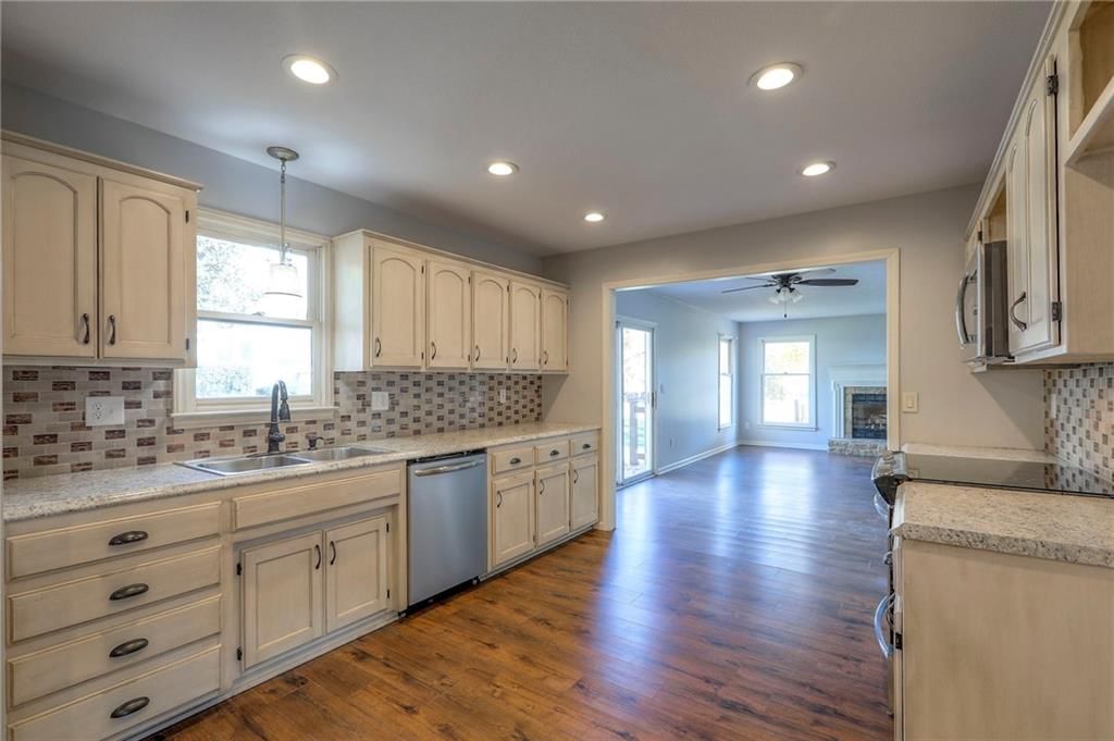 352 SW Raintree Drive — photo 12