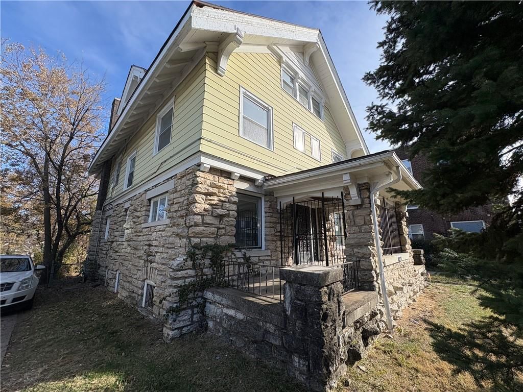 3235 Garfield Avenue — photo 3