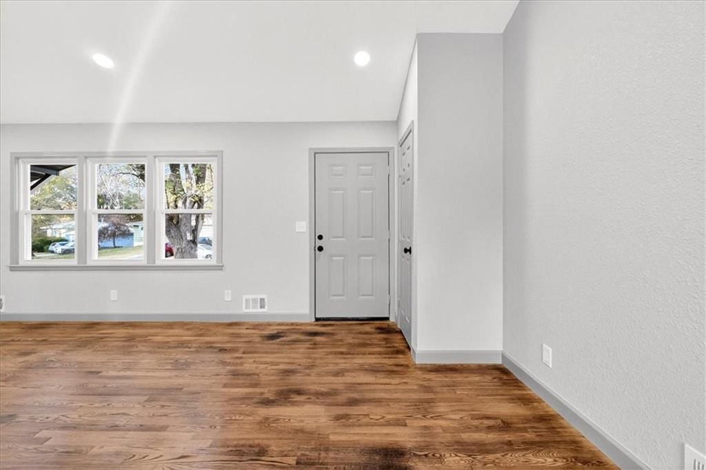 403 NE Howard Avenue — photo 2