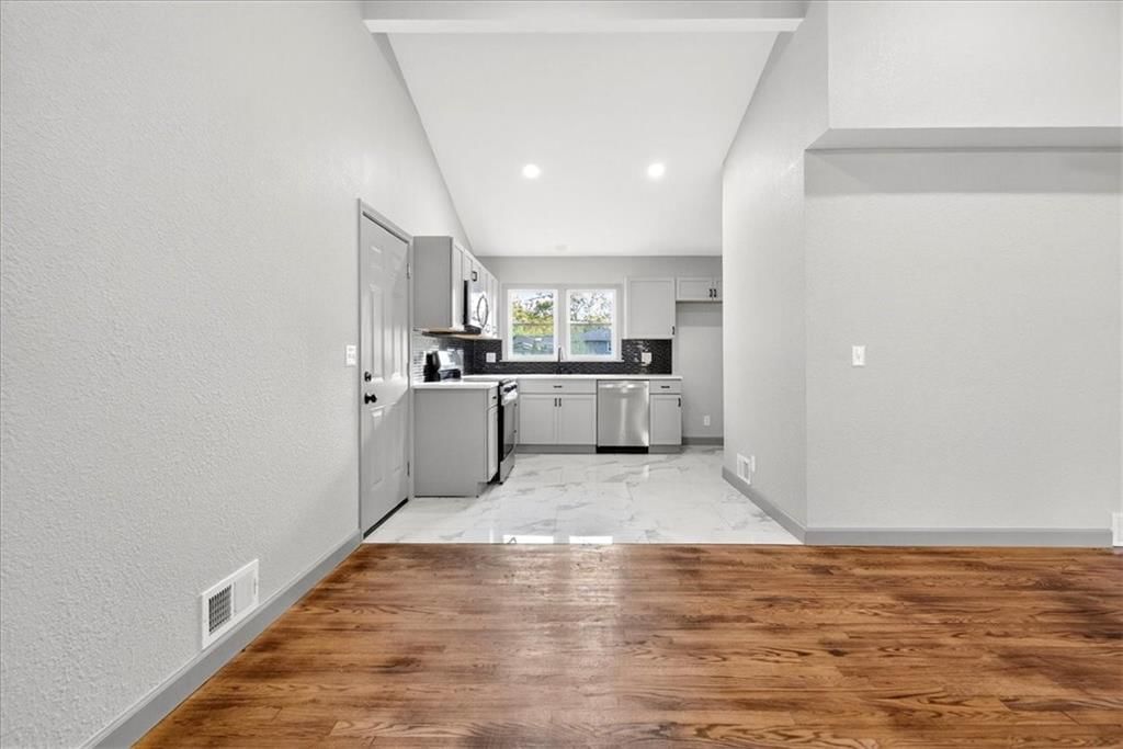 403 NE Howard Avenue — photo 3