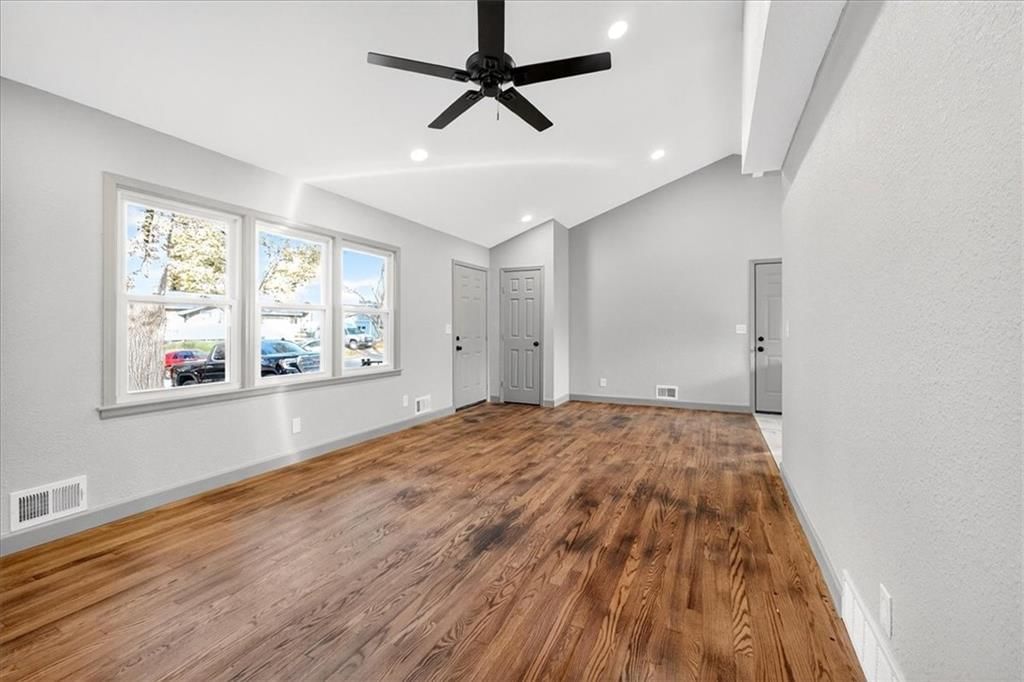 403 NE Howard Avenue — photo 5