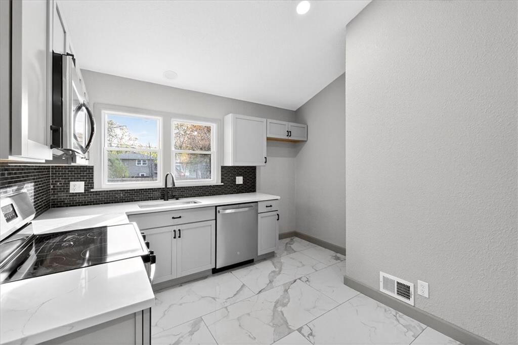 403 NE Howard Avenue — photo 6