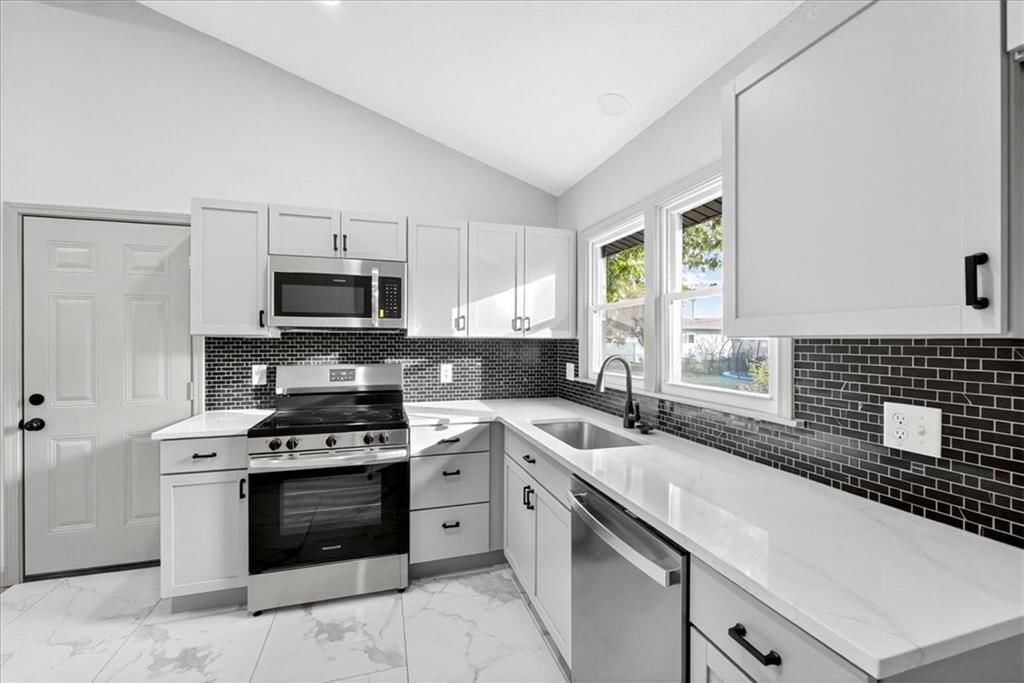 403 NE Howard Avenue — photo 7