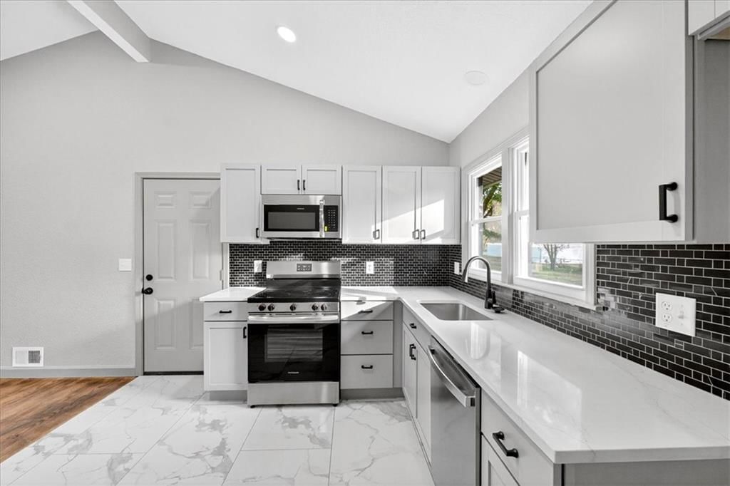 403 NE Howard Avenue — photo 8
