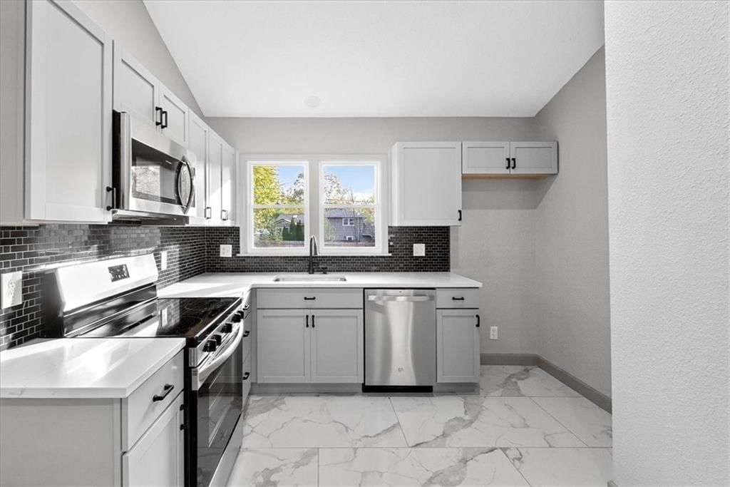 403 NE Howard Avenue — photo 9