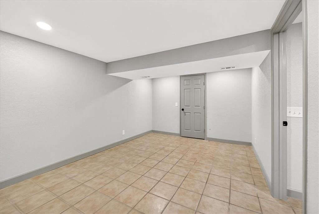 403 NE Howard Avenue — photo 22