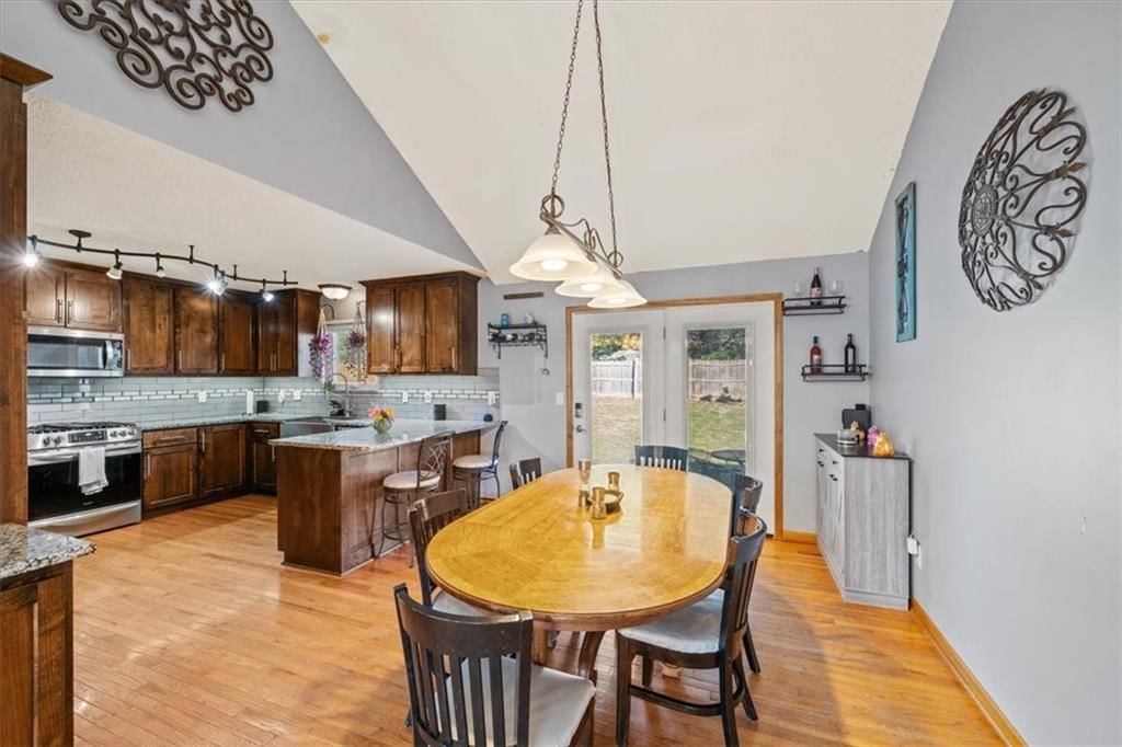 125 SW Tess Drive — photo 8