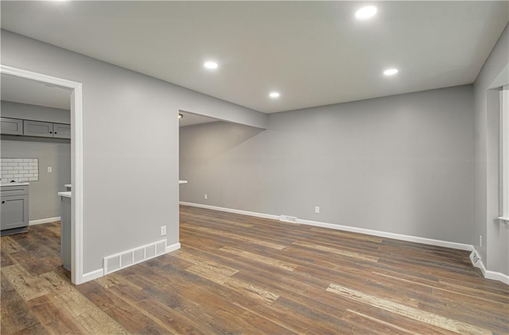 13747 Parker Avenue — photo 2