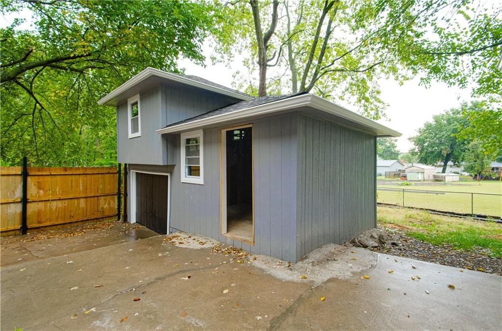 13747 Parker Avenue — photo 27