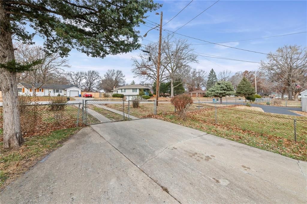 2506 S 48th Terrace — photo 29