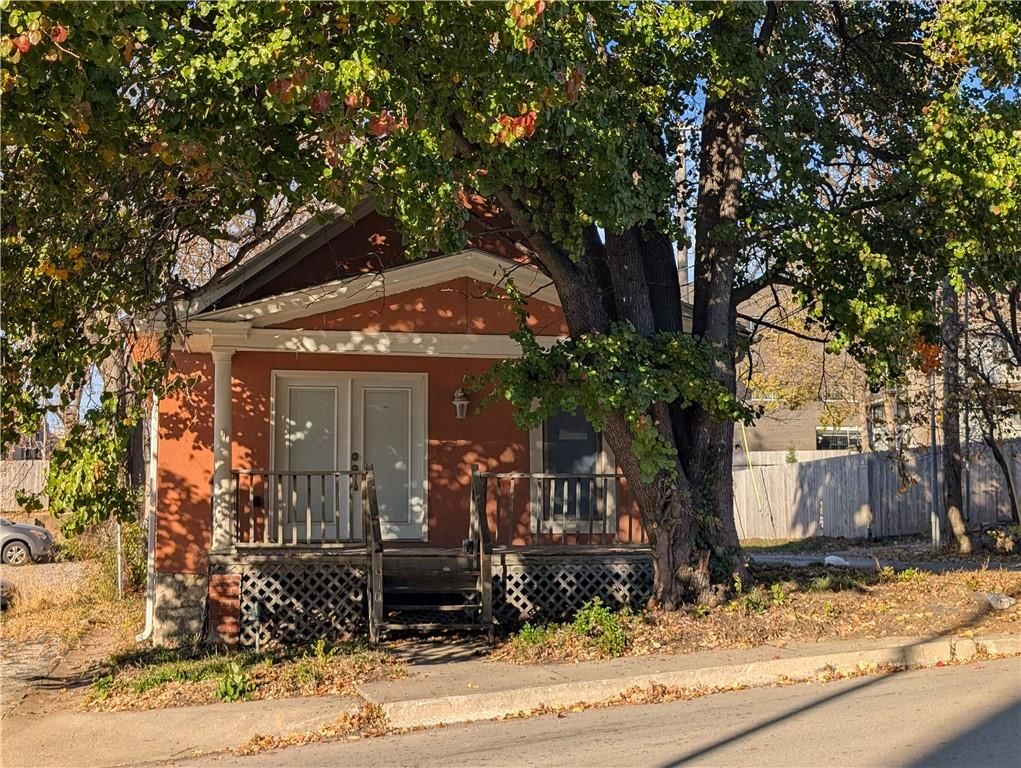 910 W 45th Street — photo 2