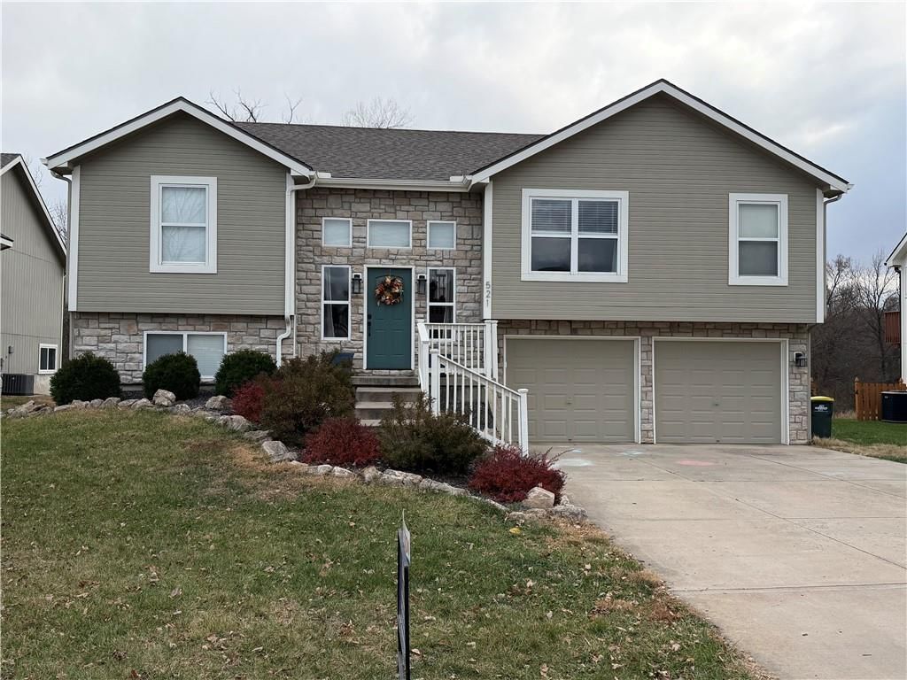 521 Hillbrook Drive, Lansing, KS