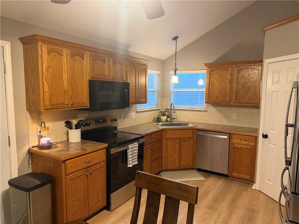 521 Hillbrook Drive — photo 3