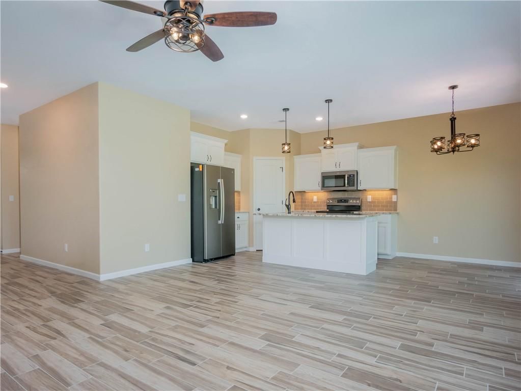 1304 NE Redwood Court — photo 3