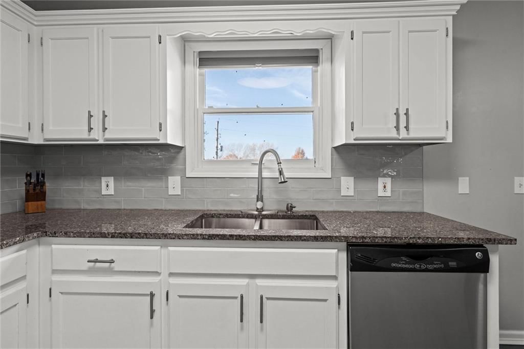 1184 S Delaware Street — photo 13